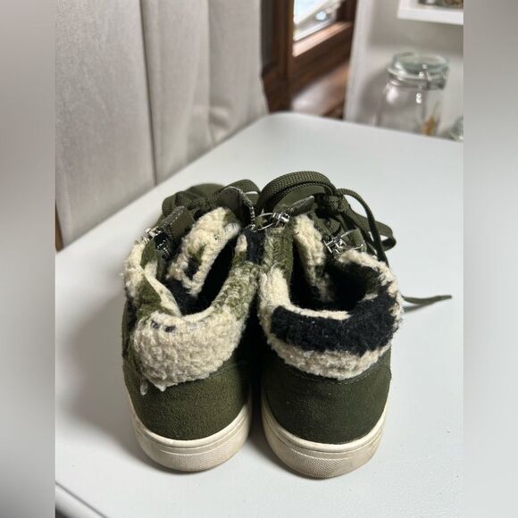 Steve Madden Kameo Green Suede Faux Fur Sneakers - Picture 3 of 6